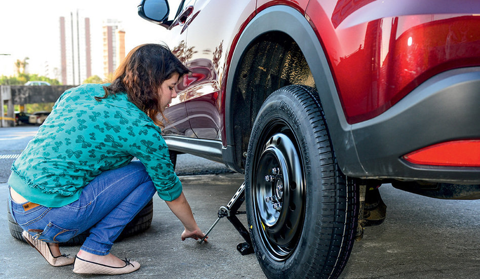 Pneu Furado à Noite: dicas para trocar pneu que furou com segurança